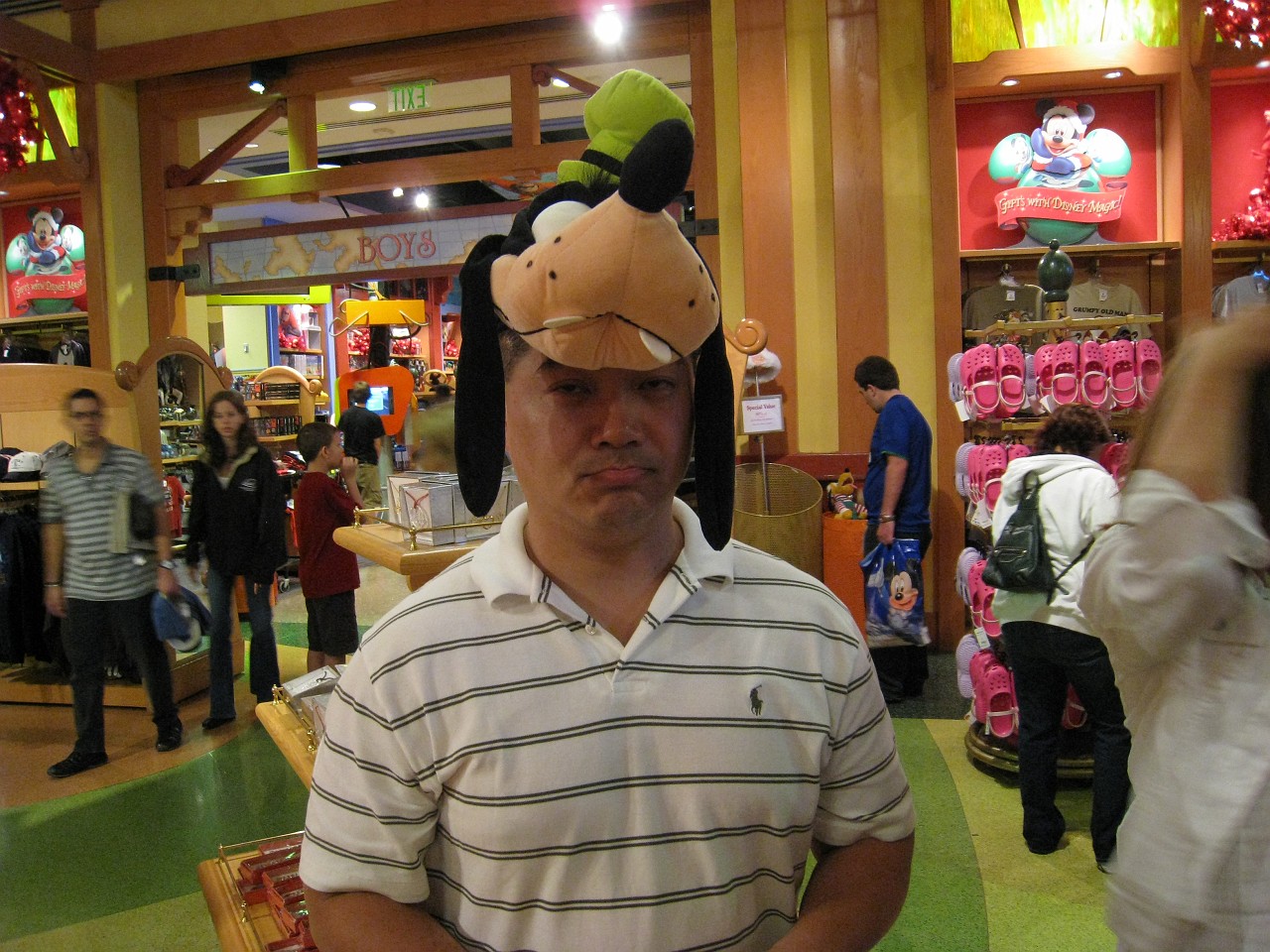 Vacation 2007-12 - Beaches Disney Hotels 0655.jpg - On the 2007-08 Florida vacation we visited beaches from Fort Myers to Sanibel Island sampling local food along the way. Green water and white sugar beaches! Arriving at Disney World we visited several of the theme resorts.